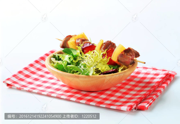 豬肉串和彈簧混合沙拉