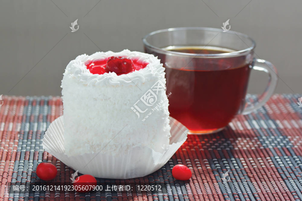 一杯茶和奶油蛋糕與櫻桃在竹桌布仍然生活