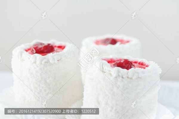 三奶油蛋糕與櫻桃靜物特寫