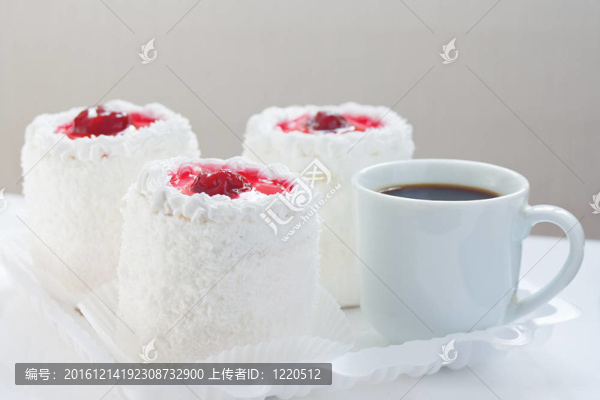 一杯咖啡和奶油蛋糕配櫻桃靜物