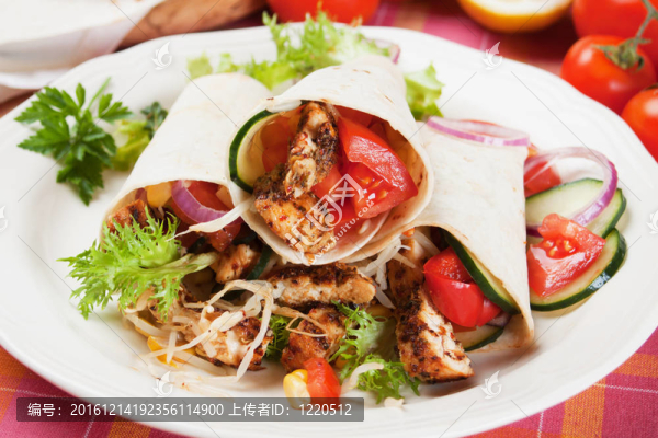 在玉米餅卷烤雞肉和沙拉