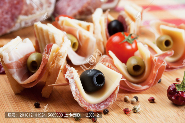 CANape和腌橄欖；意大利臘腸火腿