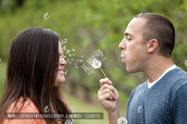 年輕夫婦吹蒲公英