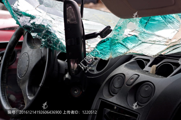 撞壞的汽車內飾