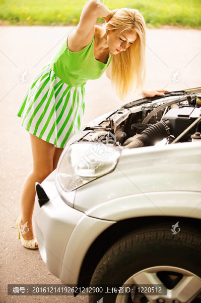 年輕女子修理車