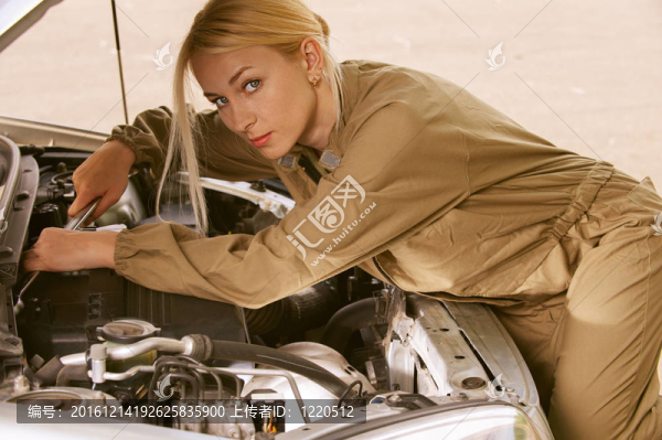 年輕女子修理車