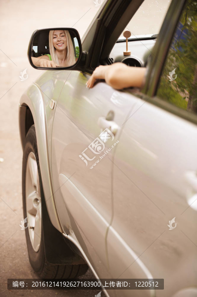 車里的年輕女人