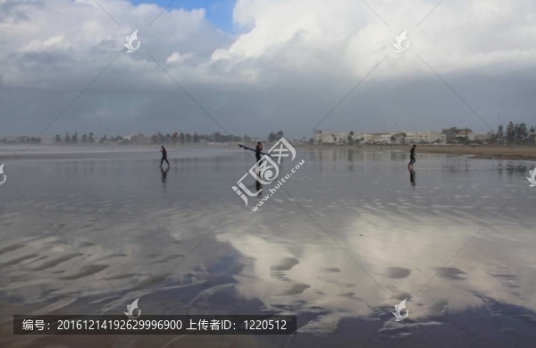 海灘上的沖浪者