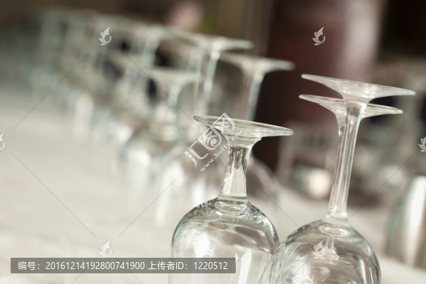 正式餐廳中的飲用眼鏡摘要