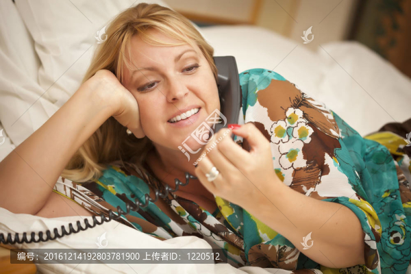 用電話躺在床上的女人
