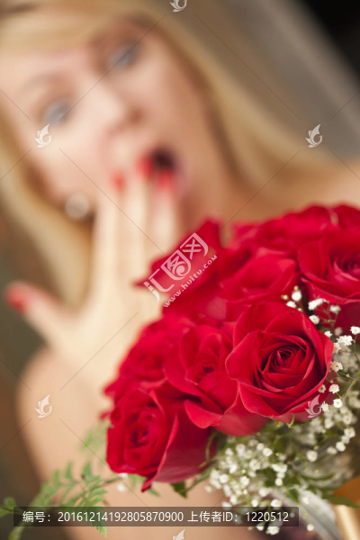 金發(fā)女人接受紅玫瑰的禮物