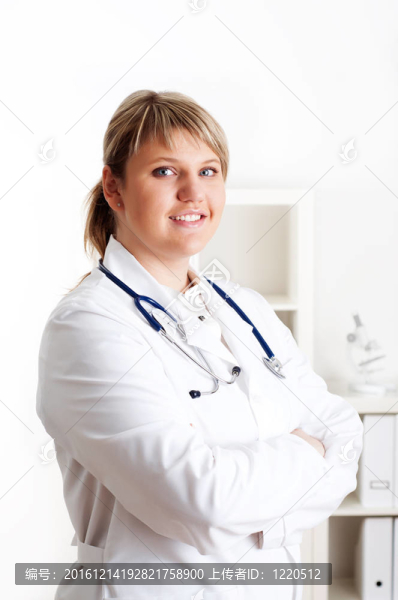 醫(yī)生用聽診器的女人微笑。