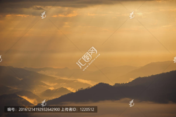 日落與山景觀；光