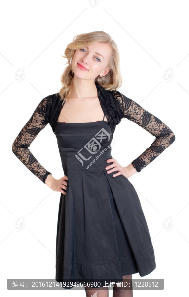 穿著黑色連衣裙的金發(fā)女郎