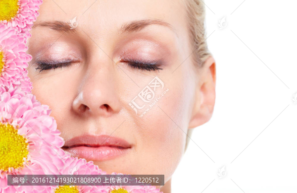 美女臉上帶著花。