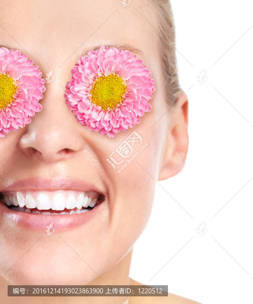 美女臉上帶著花。
