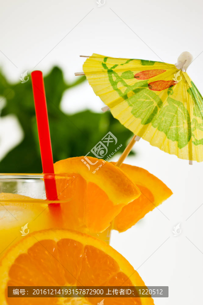用吸管和雨傘提神的橙汁飲料