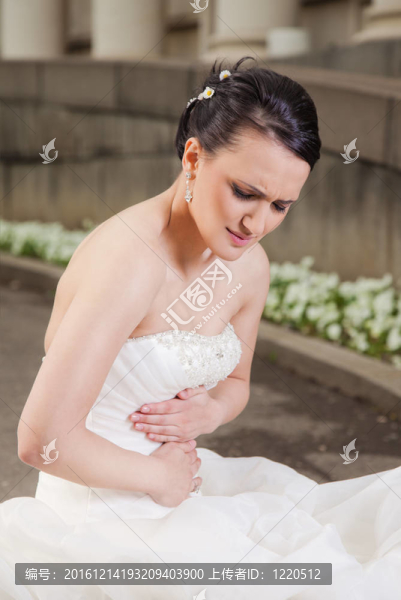 肚子疼的新娘