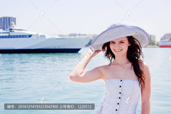在背景的女孩