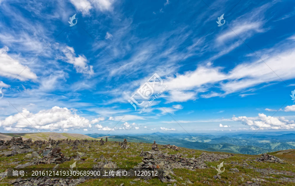 明媚的藍(lán)天下美麗的山水。阿爾泰山。