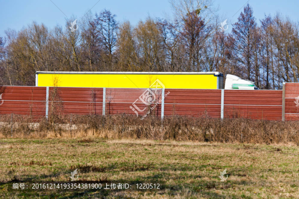 噪聲屏障和卡車