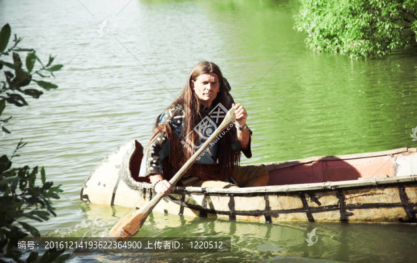 北美印第安人乘獨木舟順流而下