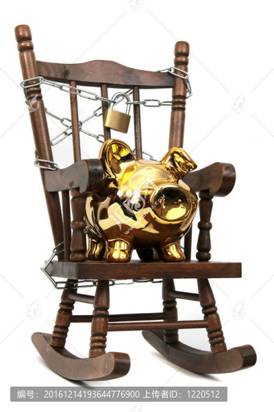 老木搖椅上撲滿拍攝的白色鏈條和掛鎖