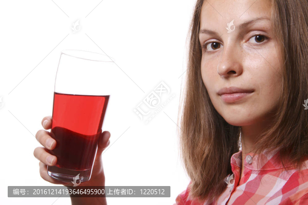 喝紅葡萄酒的年輕女子