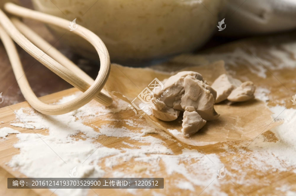 木板上的Baker酵母