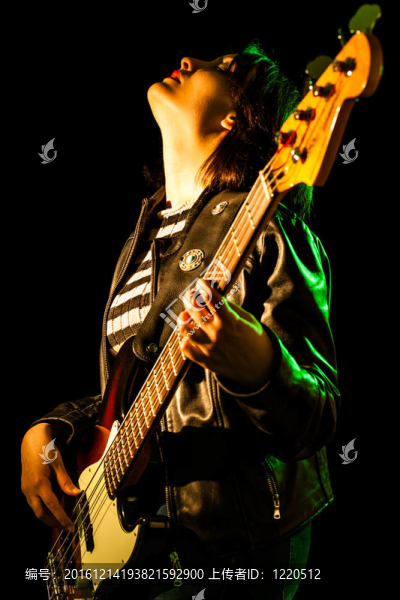 女子在Bass