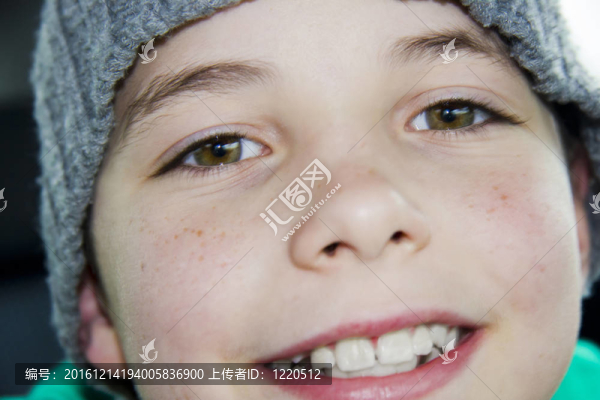 特寫鏡頭的可愛的年輕少年在帽子微笑
