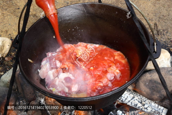 準(zhǔn)備燉小牛肘