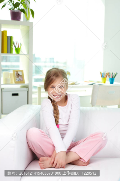 女孩在沙發(fā)上