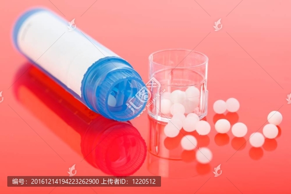在紅色的順勢(shì)療法藥丸和容器