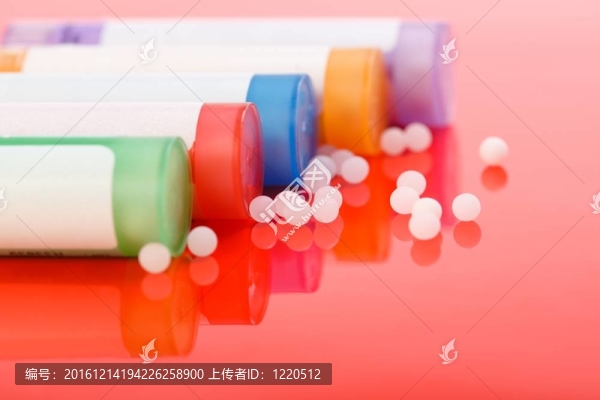 豐富多彩的順勢(shì)療法藥丸和容器上的紅色