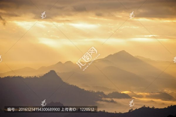 日落與山景觀；光