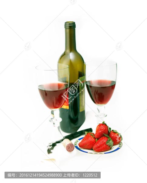紅酒瓶和兩杯草莓