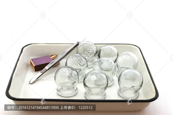 醫(yī)療銀行和鑷子特寫