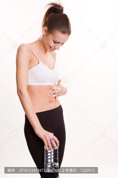 年輕的黑發(fā)女人纖細的運動。