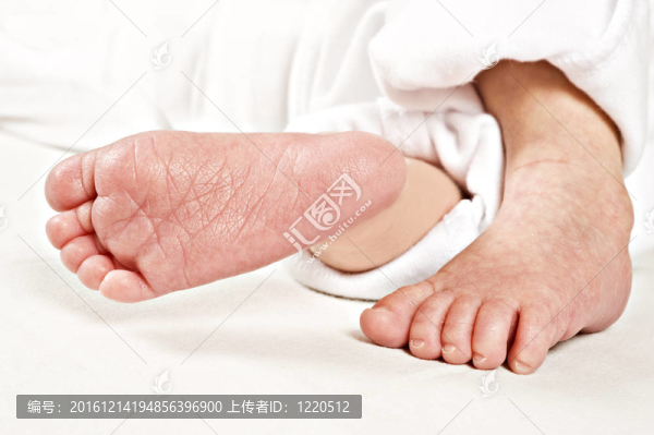 初生嬰兒的小腳白色