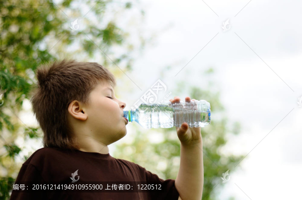 一個帶著一瓶水的男孩
