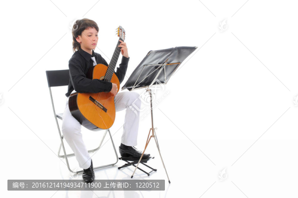 小男孩音樂家彈吉他
