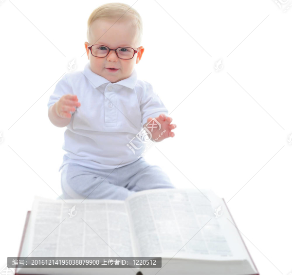 小男孩讀一本大書