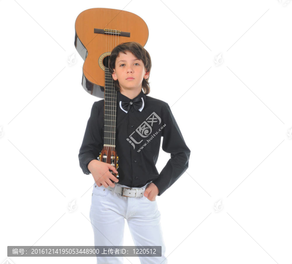 小男孩音樂家彈吉他