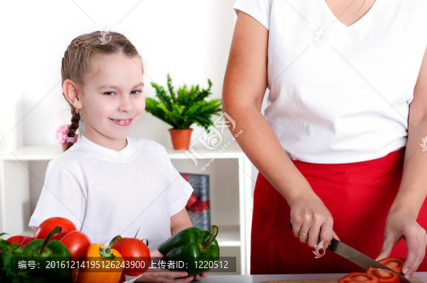媽媽和女兒一起做飯