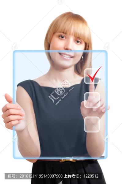 女子推觸摸按鈕
