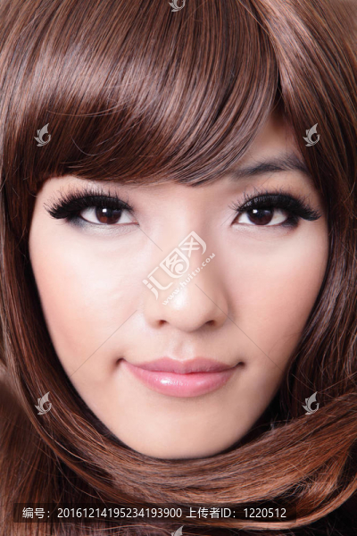 美麗的年輕女子，棕色的發(fā)型特寫肖像