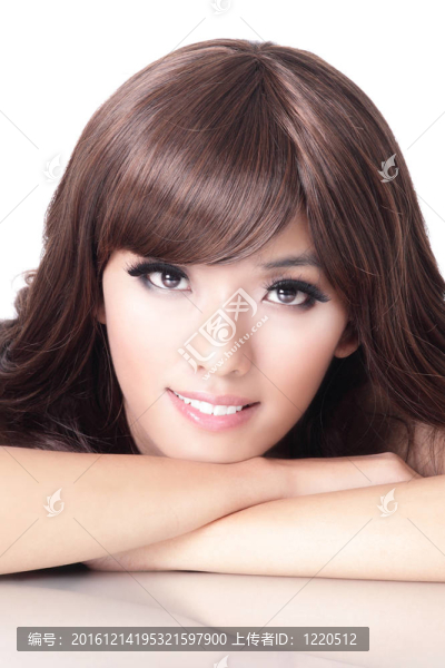 年輕漂亮女人微笑的臉
