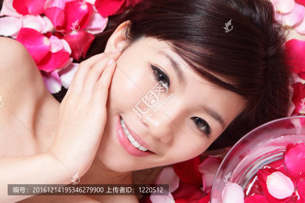 女孩微笑著面對玫瑰