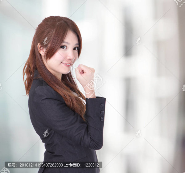 商業(yè)女性用拳頭慶祝成功